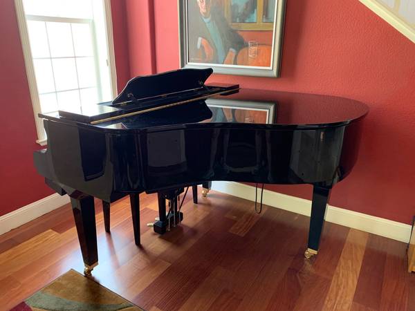 baby grand piano